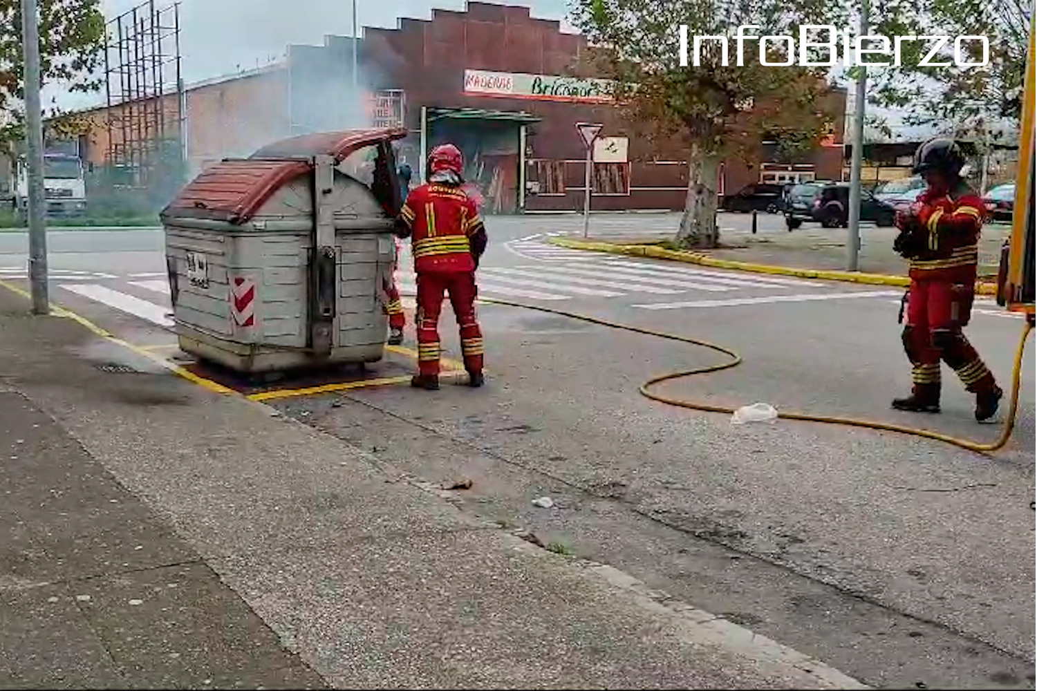 Arde un contenedor en el barrio de Cuatrovientos 