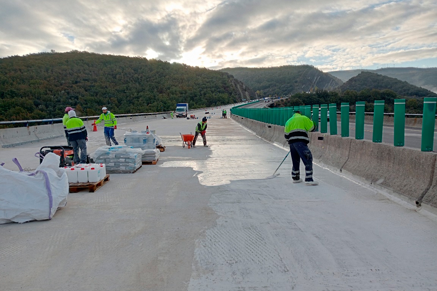 Trabajos de impermeabilización en el viadúcto de Tremor