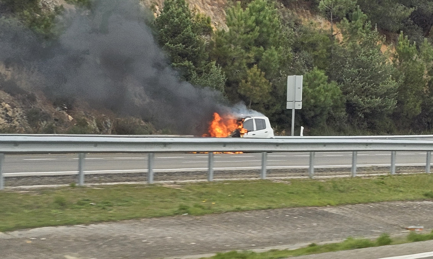 Arde un turismo en la A-6 a la altura de Ponferrada