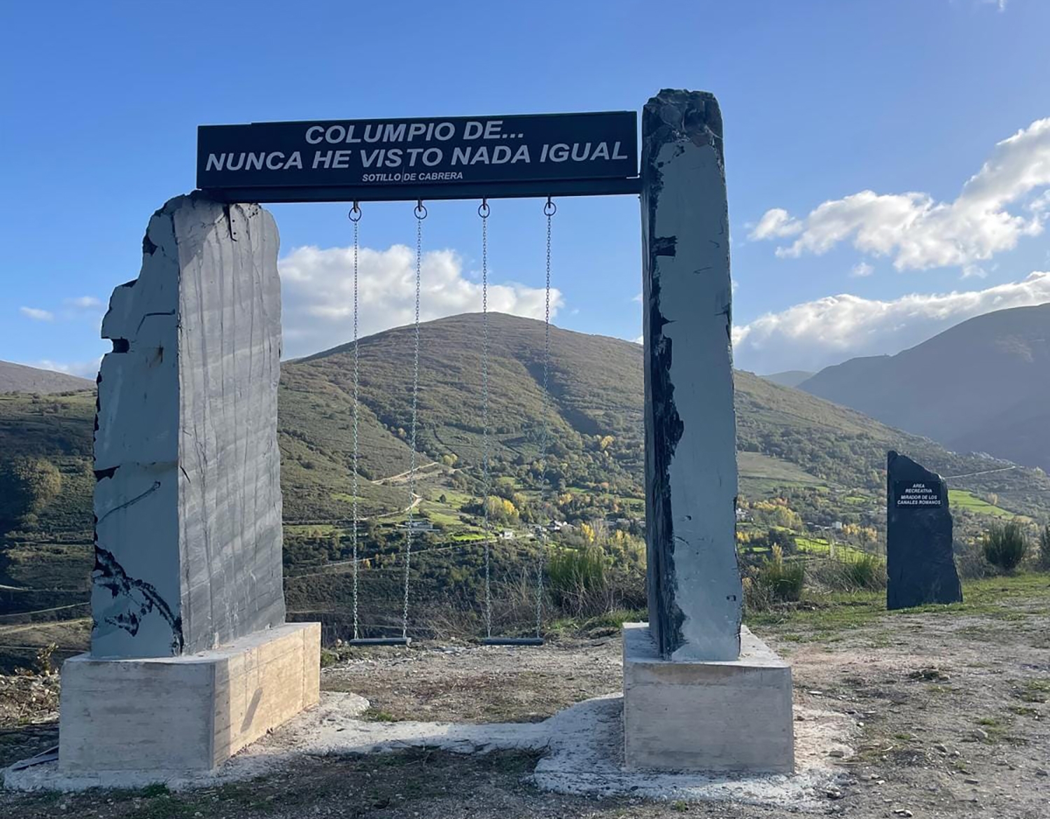 Sotillo de Cabrera (Benuza) presume de columpio: "Nunca he visto nada igual"