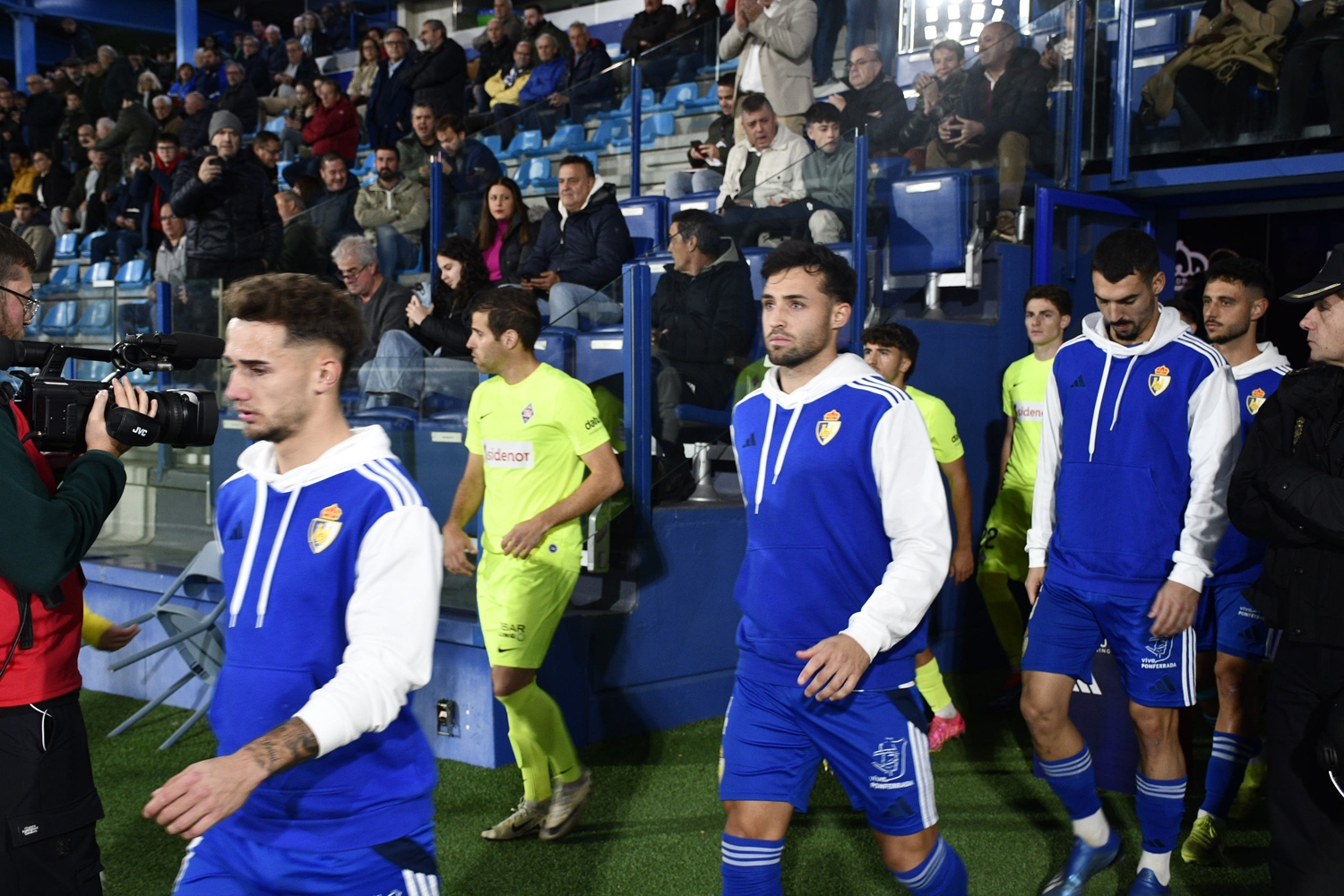 Aficionados durante el Ponferradina Amorebieta (3)