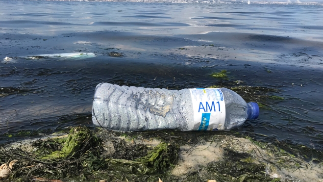 Crean un plástico que se descompone totalmente en el agua de mar en unas horas