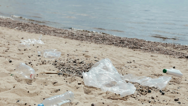 Crean un plástico que se descompone totalmente en el agua de mar en unas horas 