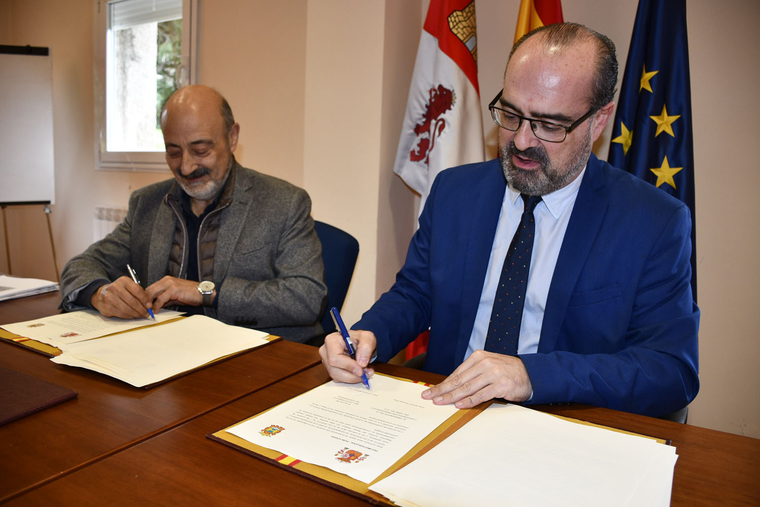 El presidente de la CH del Miño Sil, José Antonio Quiroga, y el alcalde de Ponferrada, Marco Antonio Morala durante la firma del convenio 