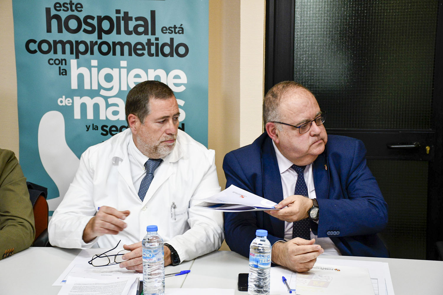 El consejero de Sanidad, Alejandro Vázquez Ramos, y el gerente del Hospital del Bierzo, Juan Ortiz de Saracho