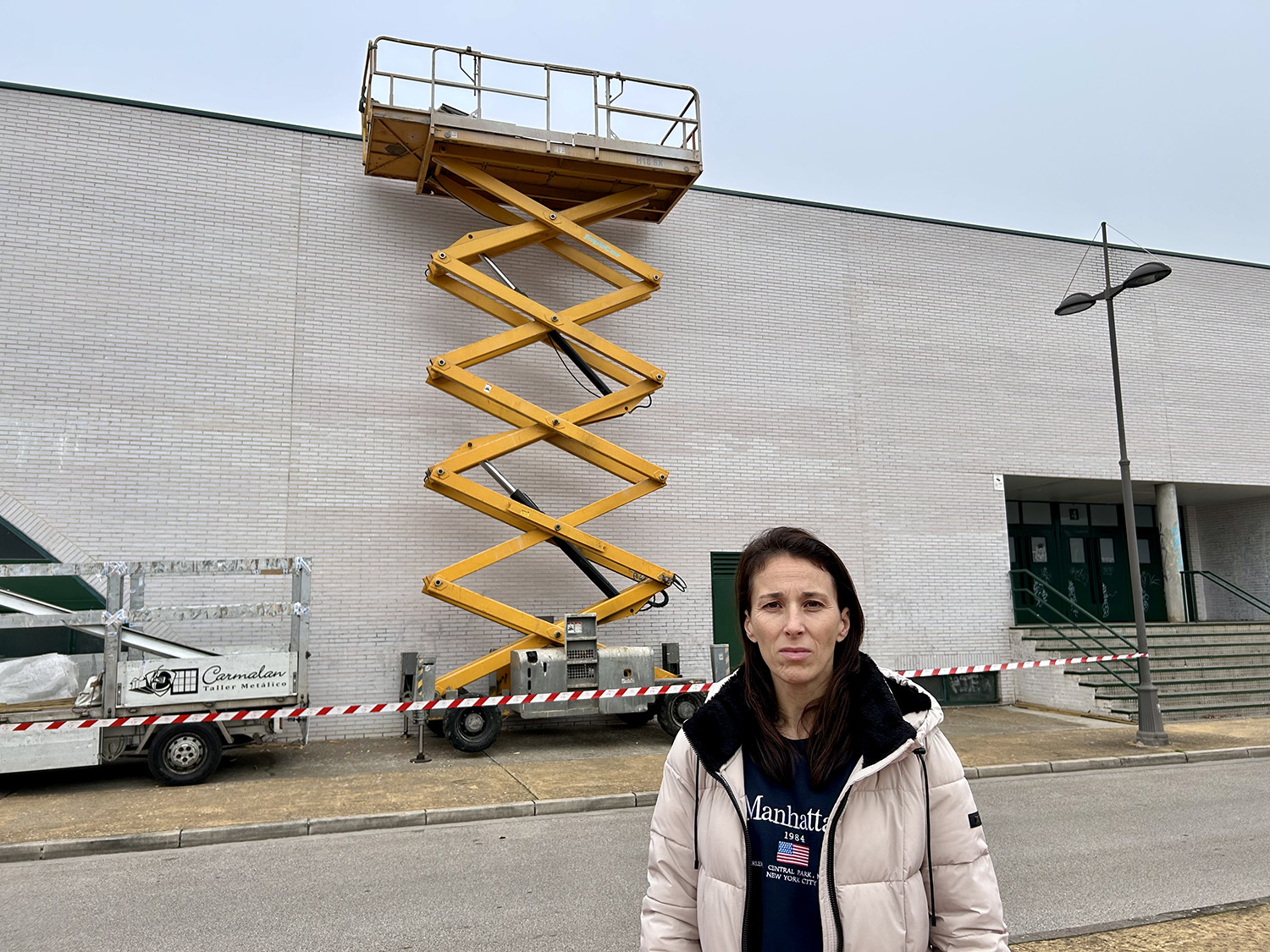 La concejala Eva González frente a las obras del Lydia Valentín