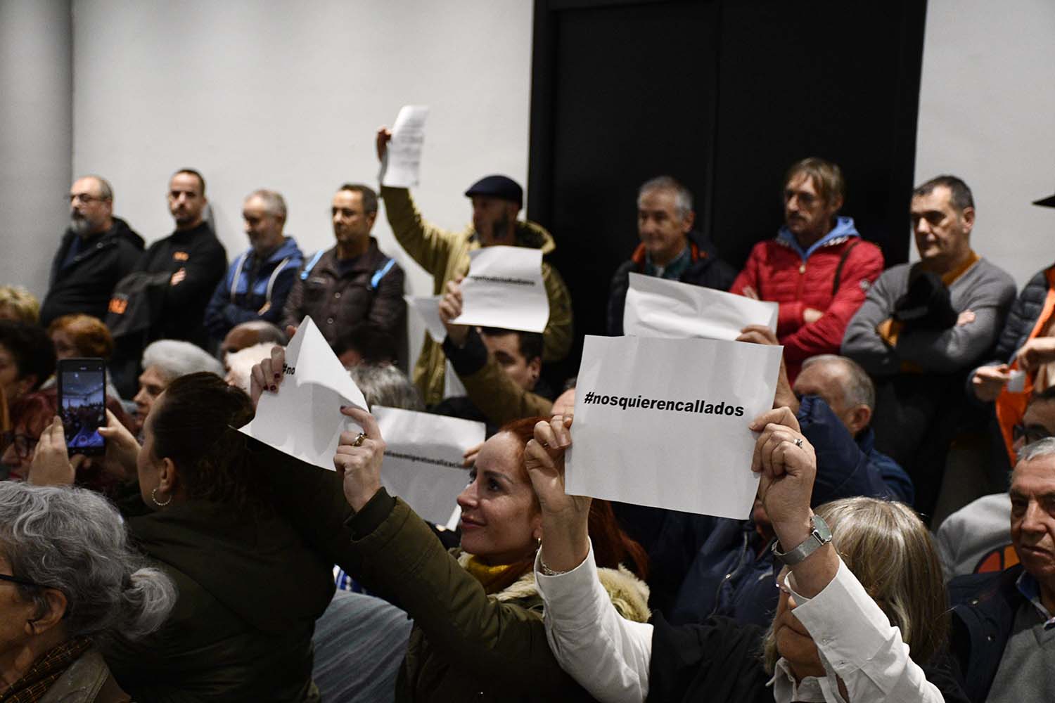 Pleno del Ayuntamiento de Ponferrada.  Vecinos del casco antiguo acuden a la sesión de este viernes contra la semipeatonalización