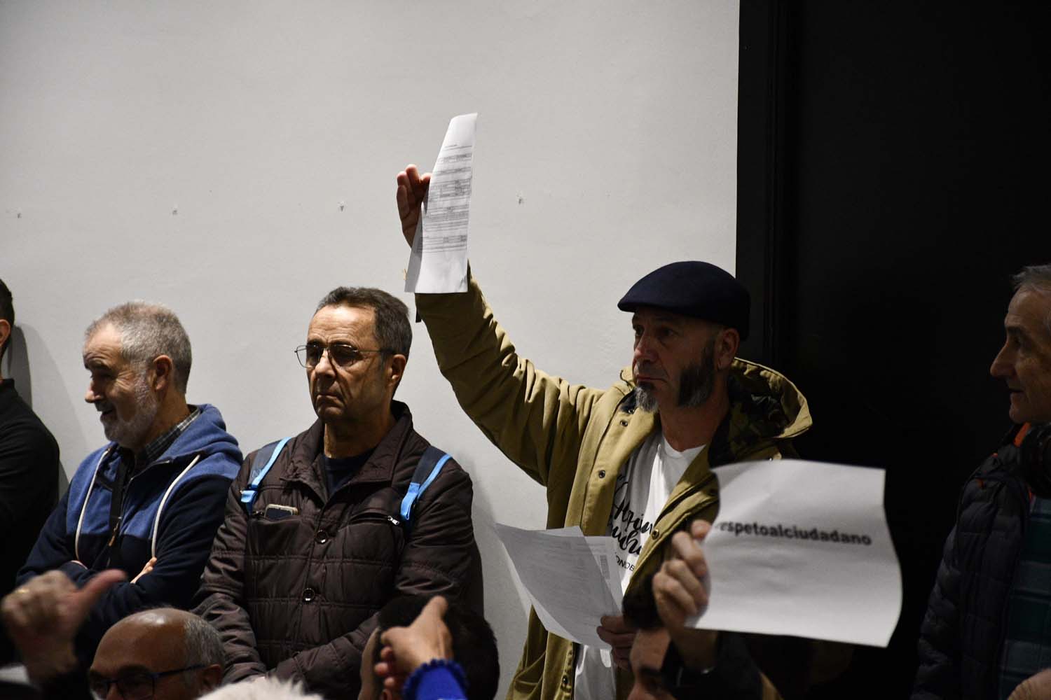 Vecinos del Casco Antiguo protestan por no poder intervenir en el pleno del Ayuntamiento de Ponferrada (9)