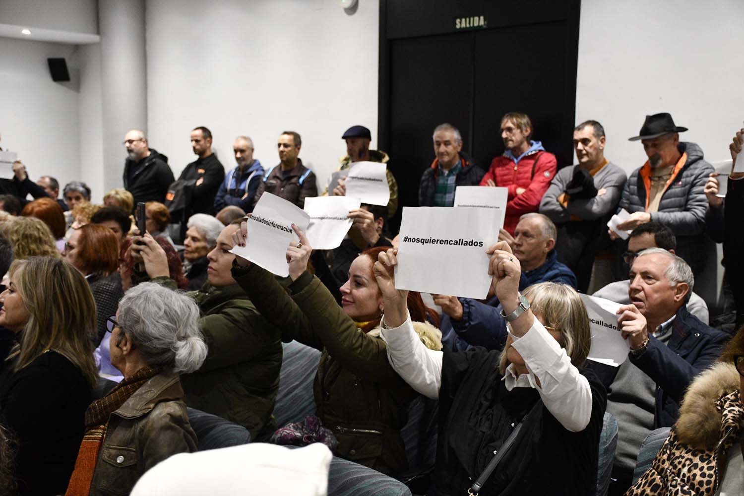 Vecinos del Casco Antiguo protestan por no poder intervenir en el pleno del Ayuntamiento de Ponferrada (8)