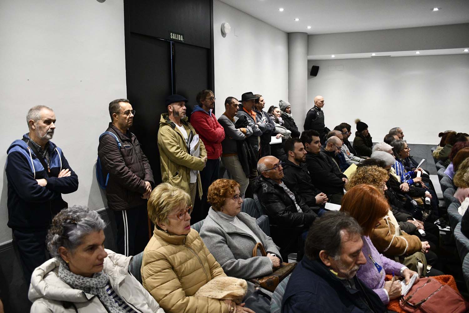 Vecinos del Casco Antiguo protestan por no poder intervenir en el pleno del Ayuntamiento de Ponferrada (7)