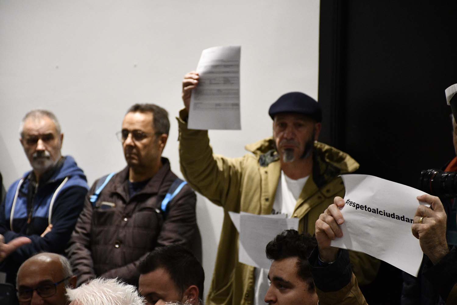 Vecinos del Casco Antiguo protestan por no poder intervenir en el pleno del Ayuntamiento de Ponferrada (5)