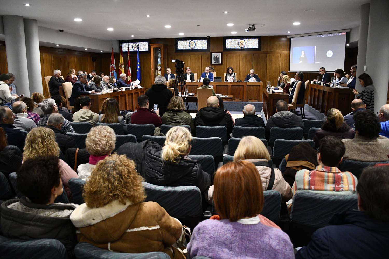 Vecinos del Casco Antiguo protestan por no poder intervenir en el pleno del Ayuntamiento de Ponferrada (4)