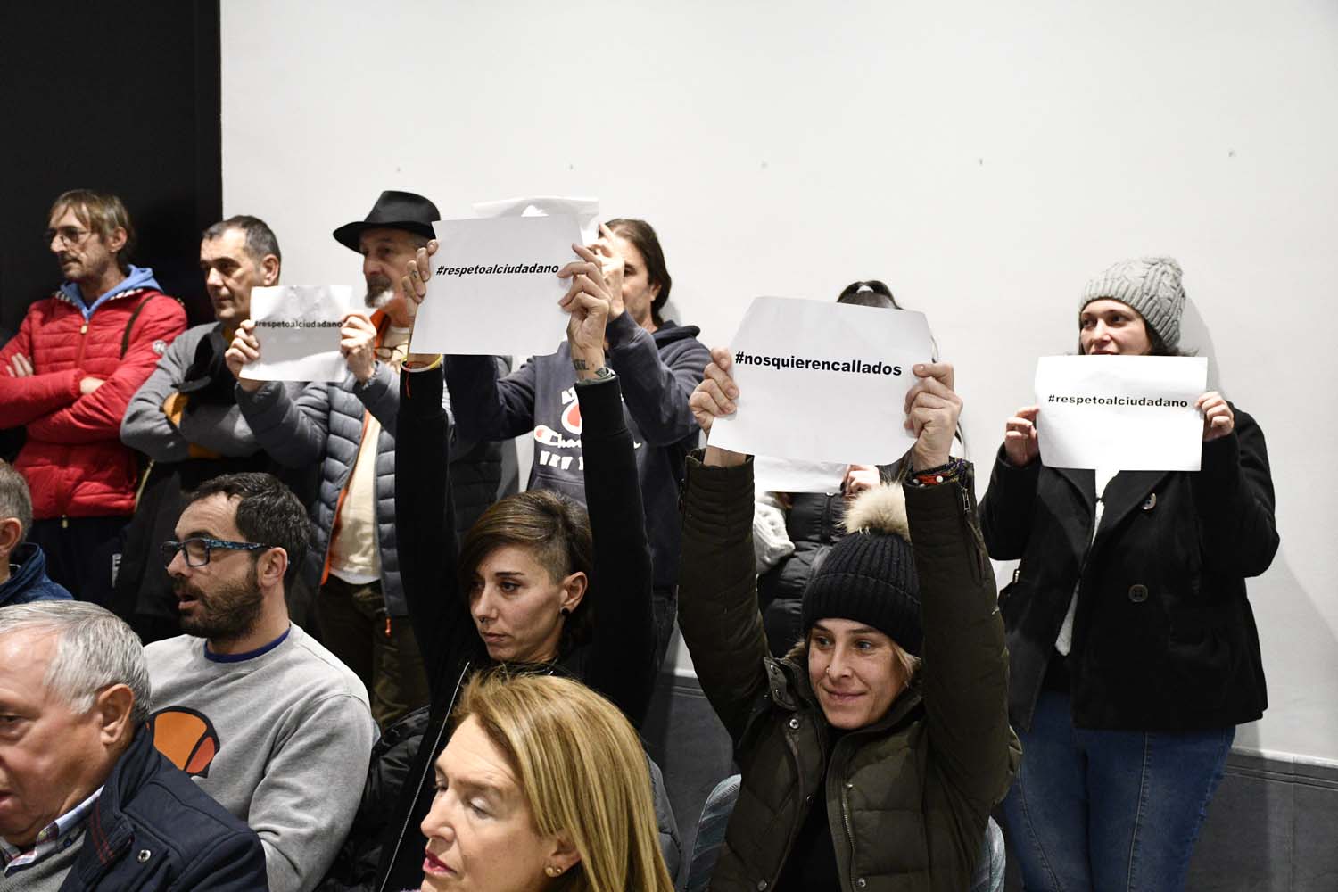 Vecinos del Casco Antiguo protestan por no poder intervenir en el pleno del Ayuntamiento de Ponferrada (10)