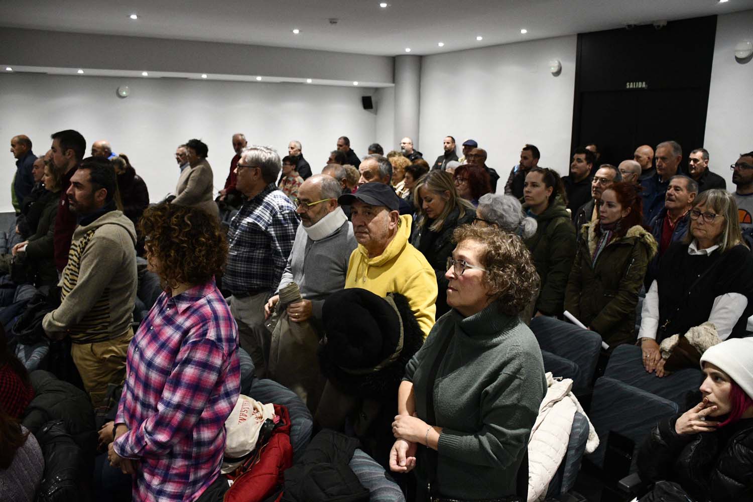 Pleno del Ayuntamiento de Ponferrada.Vecinos del casco antiguo acuden a la sesión de este viernes contra la semipeatonalización (8)