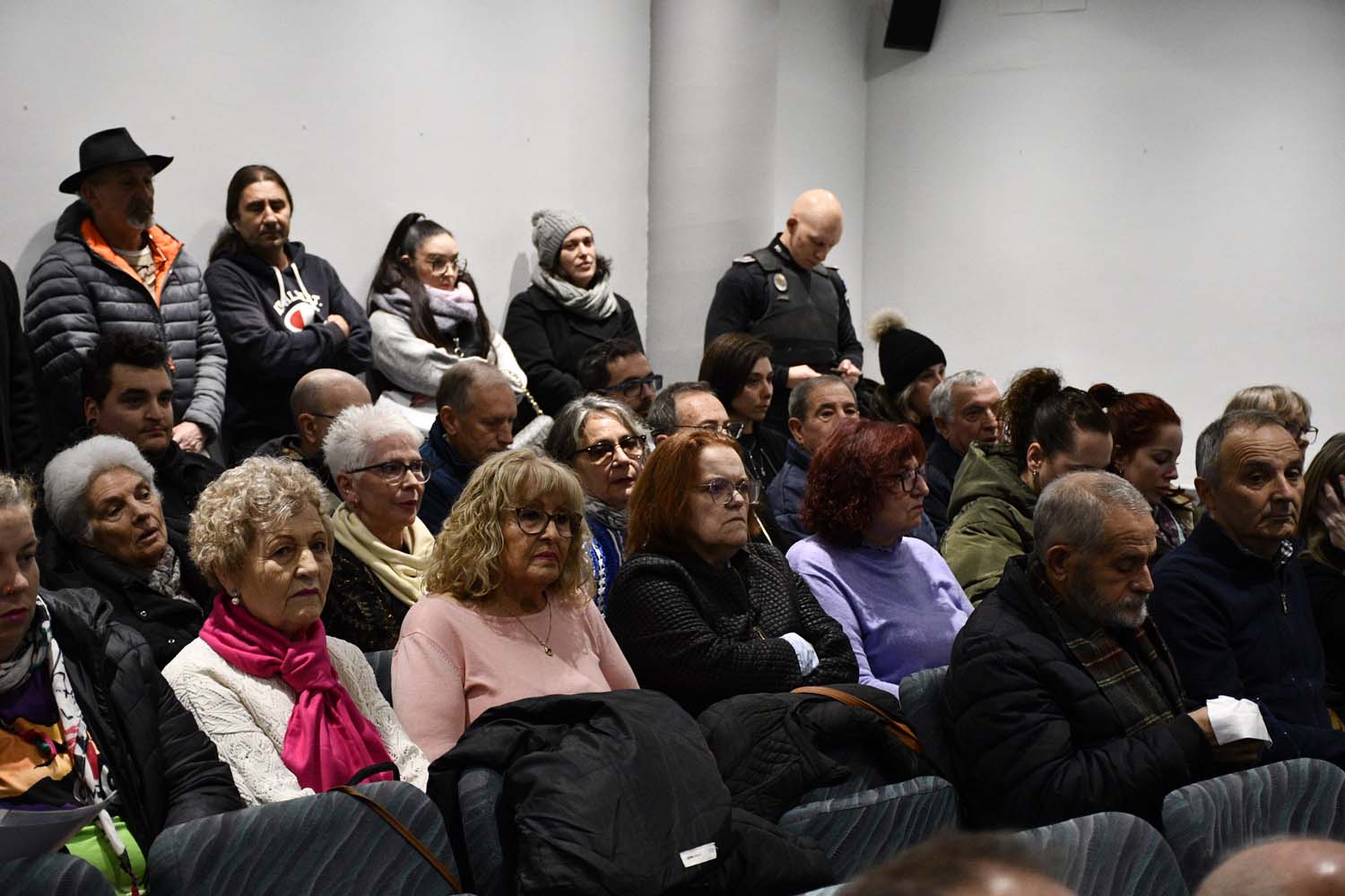 Pleno del Ayuntamiento de Ponferrada.Vecinos del casco antiguo acuden a la sesión de este viernes contra la semipeatonalización (6)