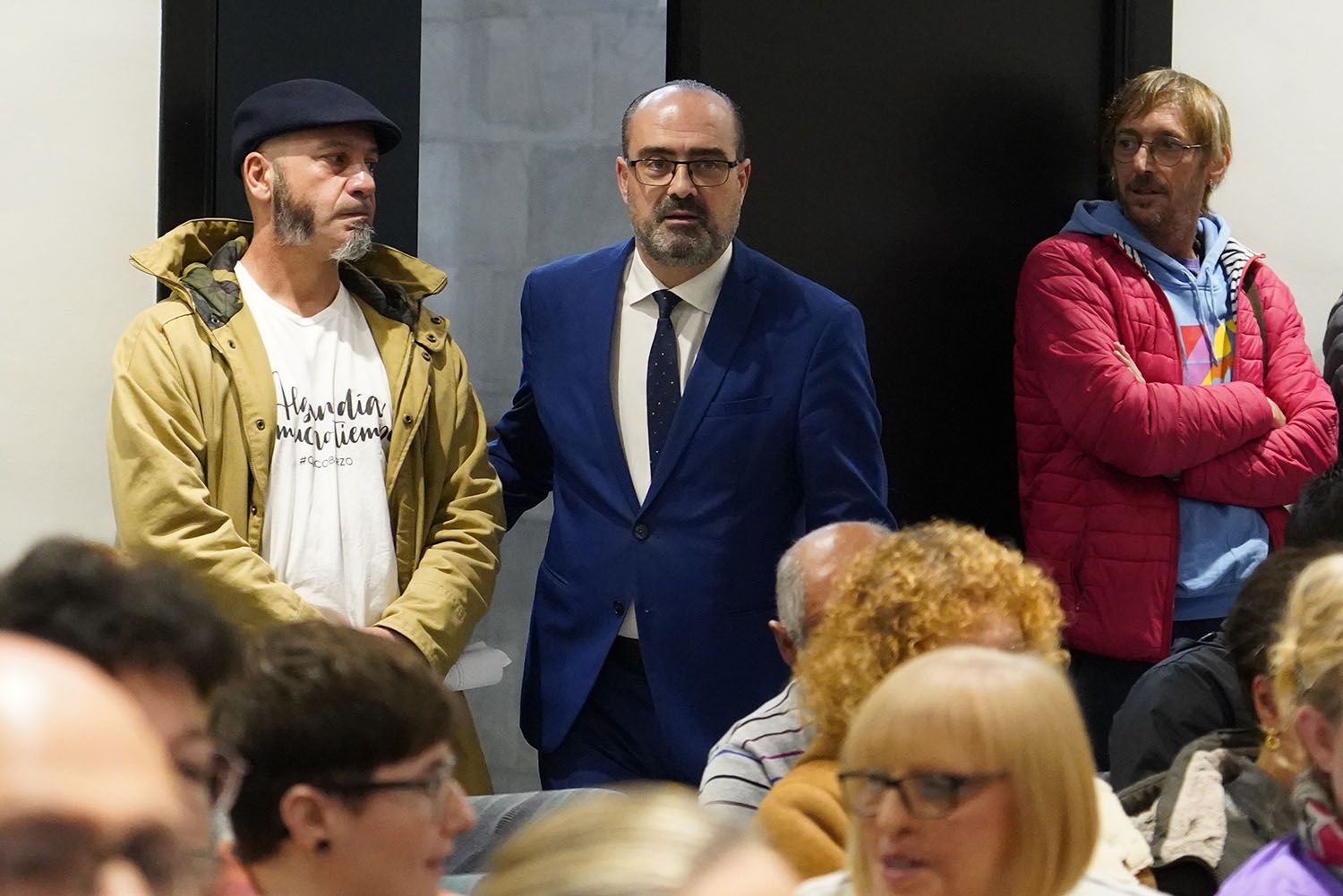 César Sánchez ICAL. El alcalde de Ponferrada, Marco Morala (C), junto a varios de los vecinos de los barrios de San Andrés, Las Quintas y El Casco Antiguo, asistentes al pleno ordinario de esta mañana