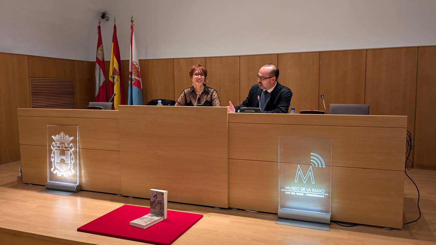 Esther Peñalba Aller, locutora de Cope León, presenta su novela 'El amuleto de la Luna' (9)