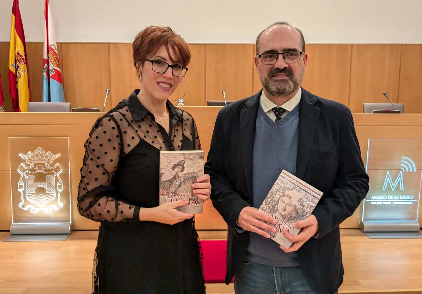 Esther Peñalba Aller, locutora de Cope León, presenta su novela 'El amuleto de la Luna' 