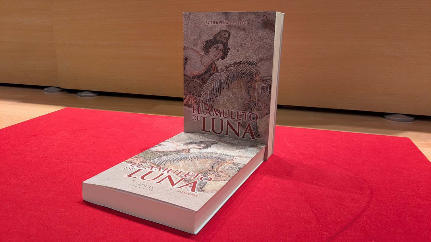 Esther Peñalba Aller, locutora de Cope León, presenta su novela 'El amuleto de la Luna' (3)