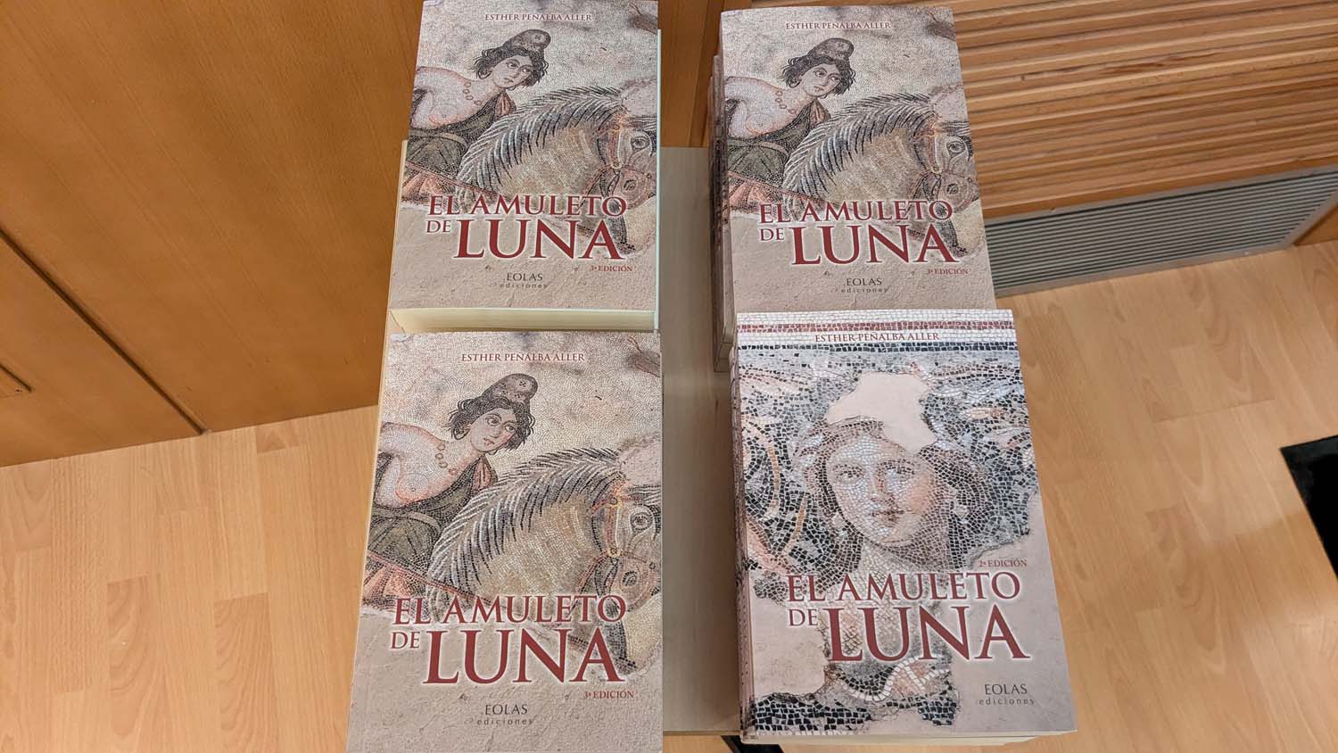 Esther Peñalba Aller, locutora de Cope León, presenta su novela 'El amuleto de la Luna' (2)