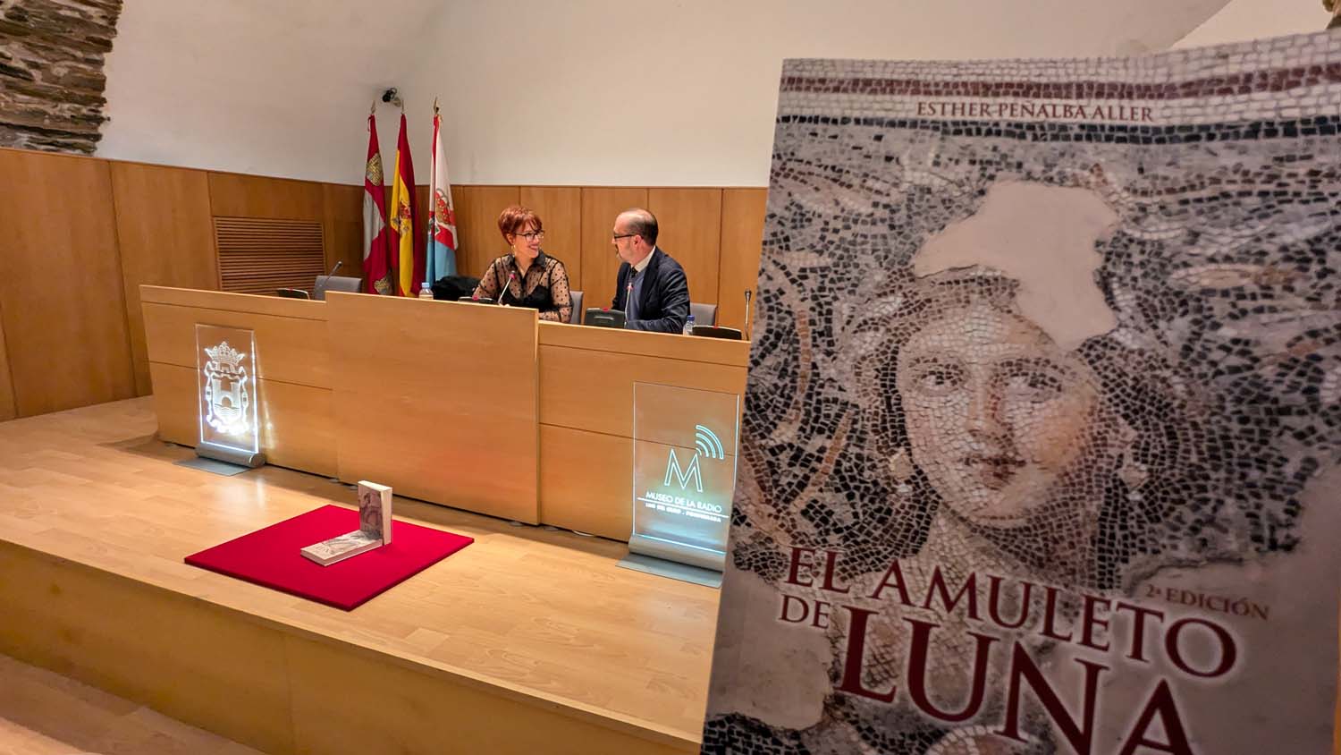 Esther Peñalba Aller, locutora de Cope León, presenta su novela 'El amuleto de la Luna' (8)