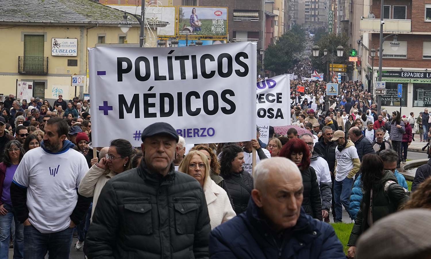 César Sánchez ICAL. Manifestación de la asociación oncobierzo para reclamar mejoras en el área de Oncología y todas las especialidades sanitarias en el área   de salud del Bierzo (1)