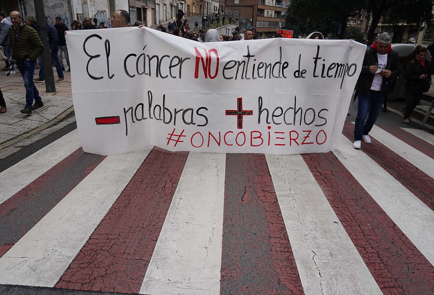 César Sánchez ICAL. Manifestación de la asociación oncobierzo para reclamar mejoras en el área  de Oncología y todas las especialidades sanitarias en el área de salud del Bierzo (6)