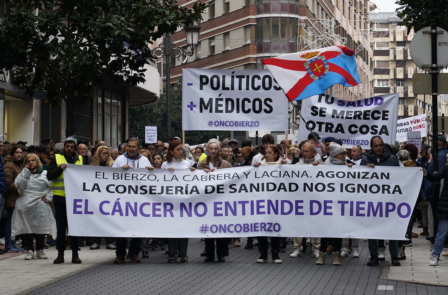 César Sánchez ICAL. Manifestación de la asociación oncobierzo para reclamar mejoras en el área   de Oncología y todas las especialidades sanitarias en el área de salud del Bierzo (7)