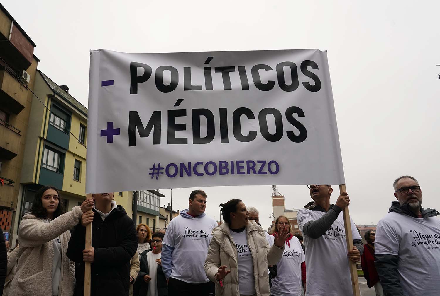 César Sánchez ICAL. Manifestación de la asociación oncobierzo para reclamar mejoras en  el área de Oncología y todas las especialidades sanitarias en el área de salud del Bierzo (1)