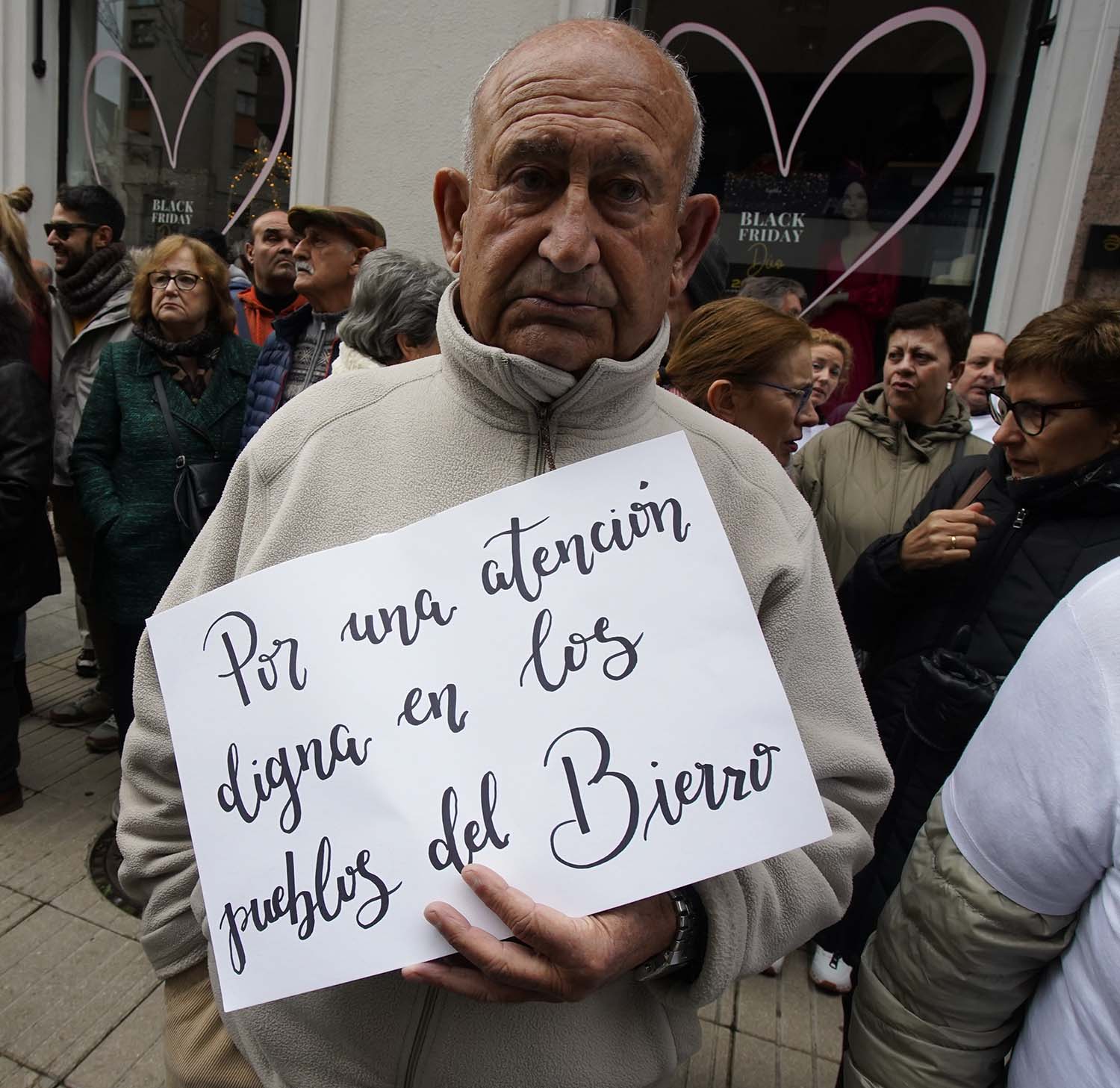 César Sánchez ICAL. Manifestación de la asociación oncobierzo para reclamar mejoras en el área de Oncología y todas las especialidades sanitarias en el área de salud del Bierzo (7)