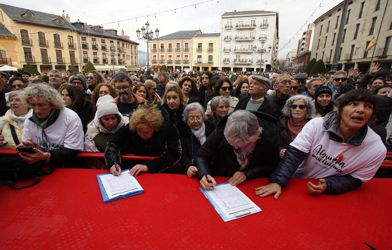 César Sánchez ICAL. Manifestación de la asociación oncobierzo para reclamar mejoras en el área de Oncología y todas las especialidades sanitarias en el área de salud del Bierzo 