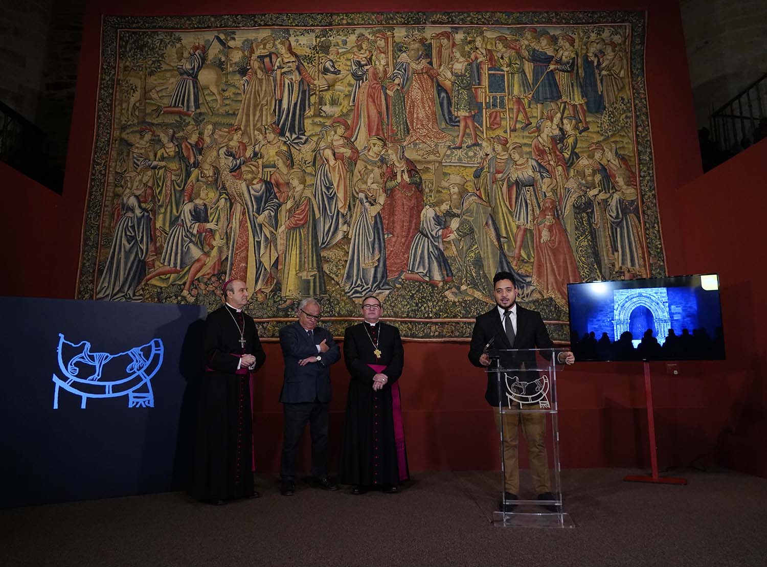 César Sánchez ICAL. El presidente de la Fundación Las Edades del Hombre, Abilio Martínez Varea, el consejero de Cultura, Turismo y Deporte, Gonzalo Santonja, y el alcalde de Villafranca, Anderson Batista 2