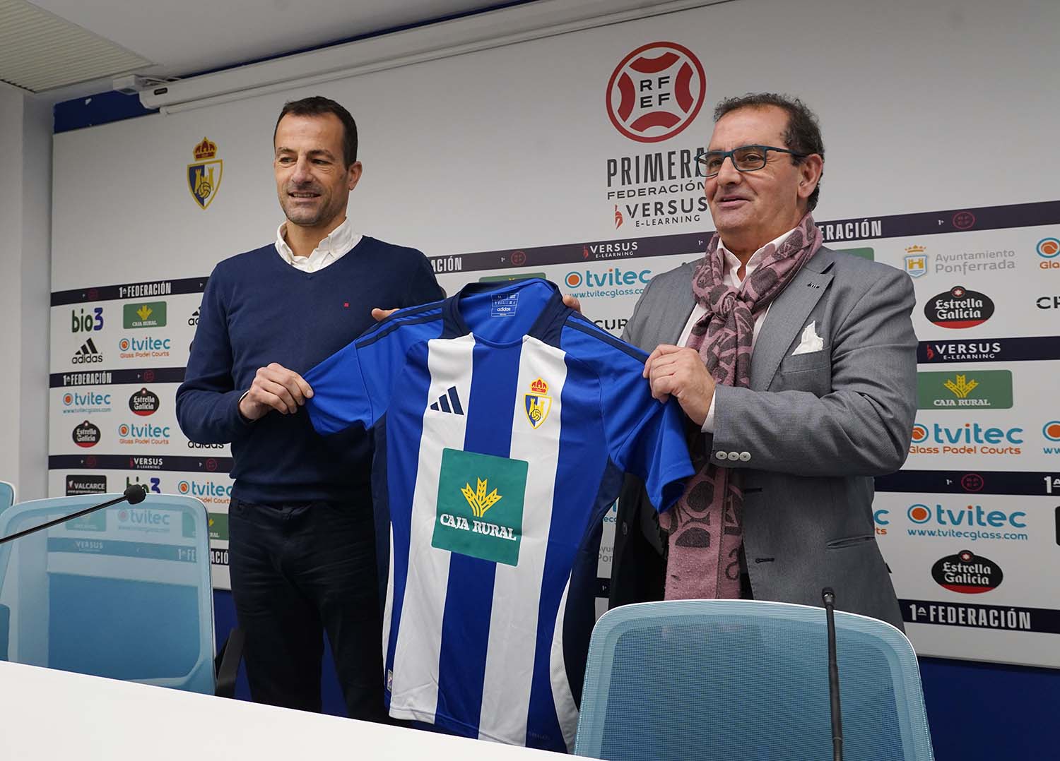 César Sánchez,ICAL . El gestor de Caja Rural, Narciso Prieto (D), junto al responsable de marketing de la Sociedad Deportiva Ponferradina, David López (I), durante la presentación de la renovación de patrocinio