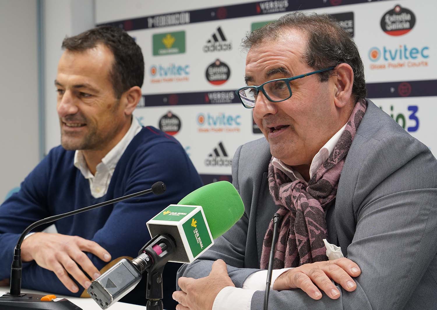 César Sánchez,ICAL . El gestor de Caja Rural, Narciso Prieto (D), junto al responsable de marketing de la Sociedad Deportiva Ponferradina, David López (I), durante la presentación de la renovación de patrocinio.