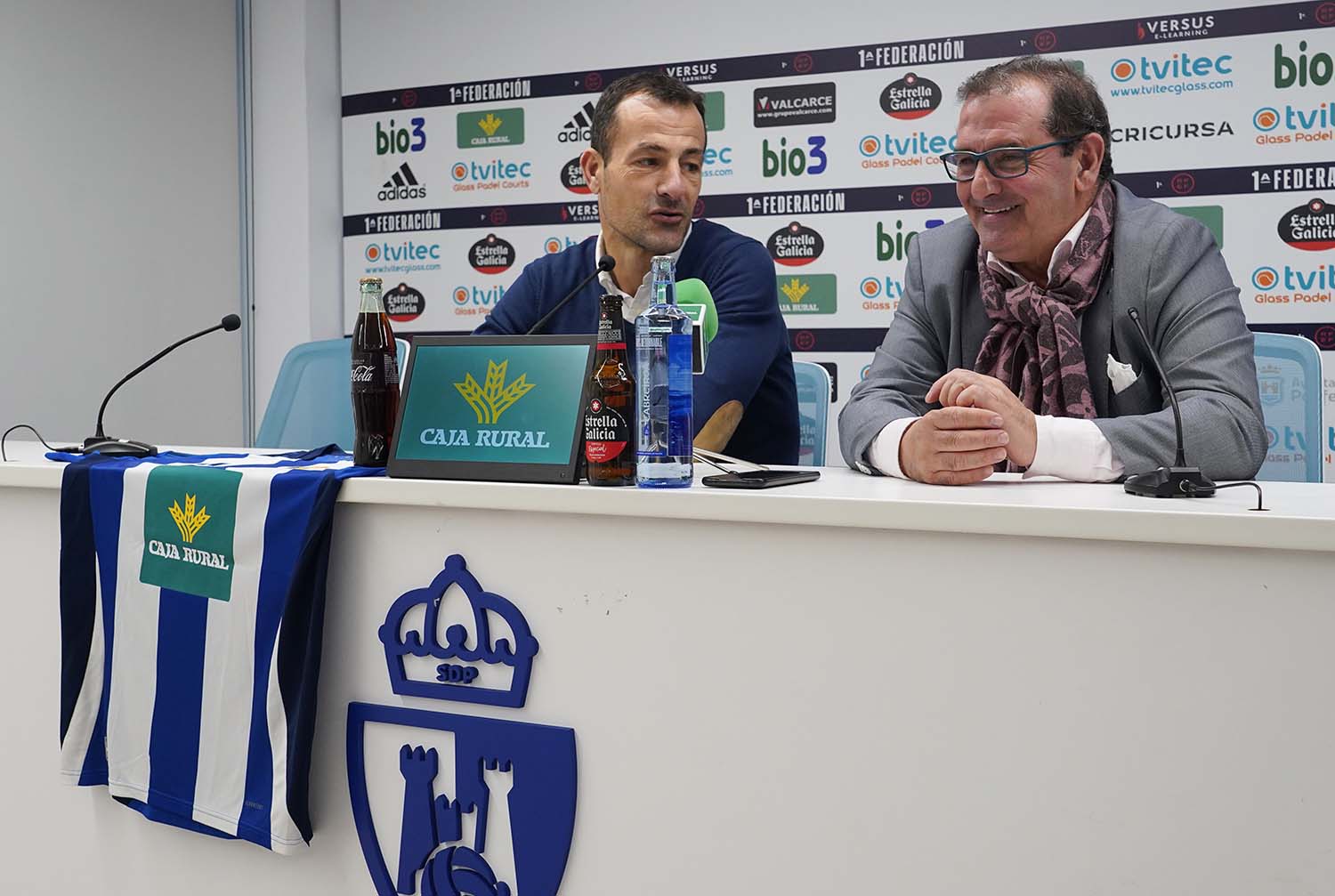 César Sánchez,ICAL . El gestor de Caja Rural, Narciso Prieto (D), junto al responsable de marketing de la Sociedad Deportiva Ponferradina, David López (I), durante la presentación de la renovación de patrocinio .