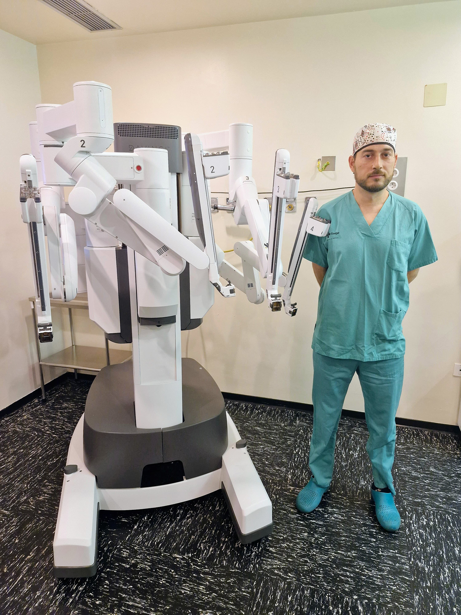 El avanzado robot quirúrgico Da Vinci, instalado desde este miércoles en el Hospital del Bierzo tras una inversión de 1,6 ME