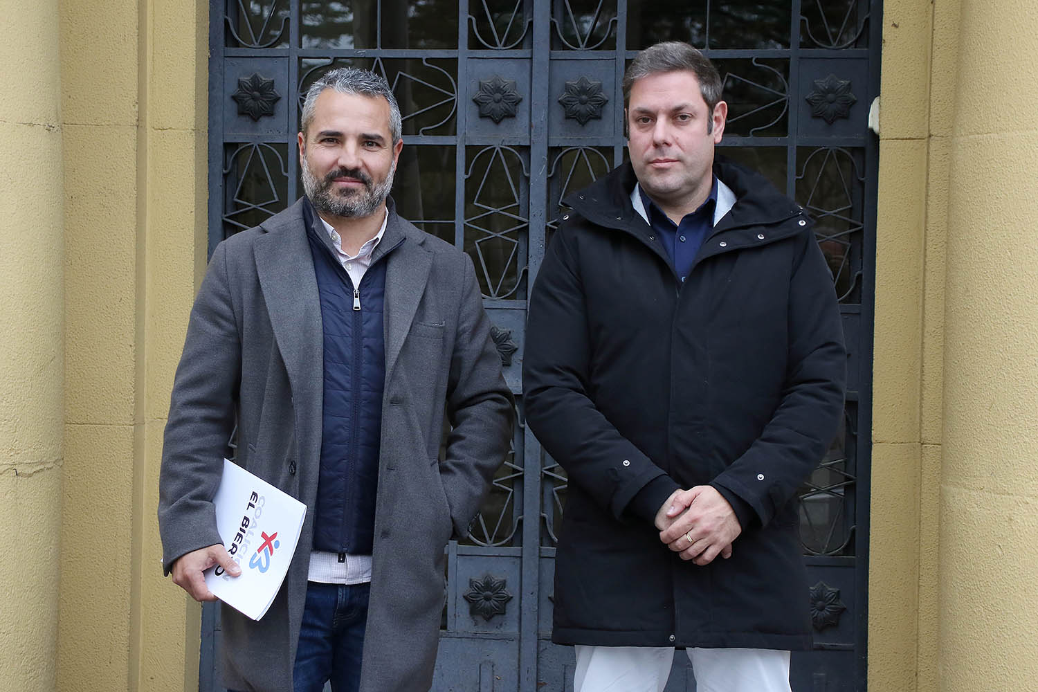 El secretario general de Coalición por el Bierzo, Iván Alonso, y el secretario de Organización, David Pacios, han comparecido tras reunirse con la rectora de la Universidad de León, Nuria González, para hablar de la implantación del Grado de Medicina y del Campus de Ponferrada