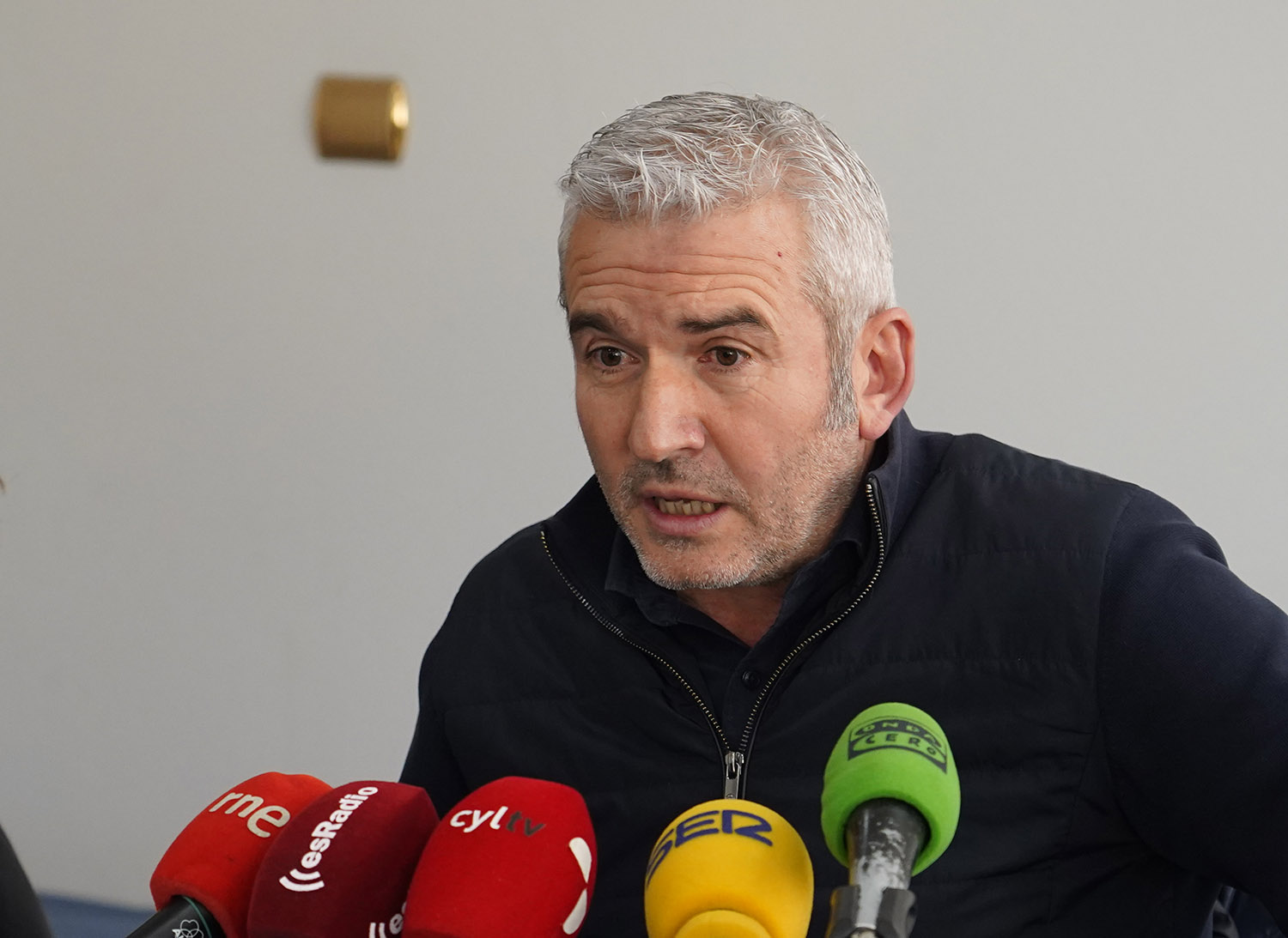 César Sánchez ICAL. El alcalde de Igüeña, Antonio Alider Presa, durante la rueda de prensa de esta mañana para abordar el proyecto eólico de Repsol Alto Bierzo Sil.