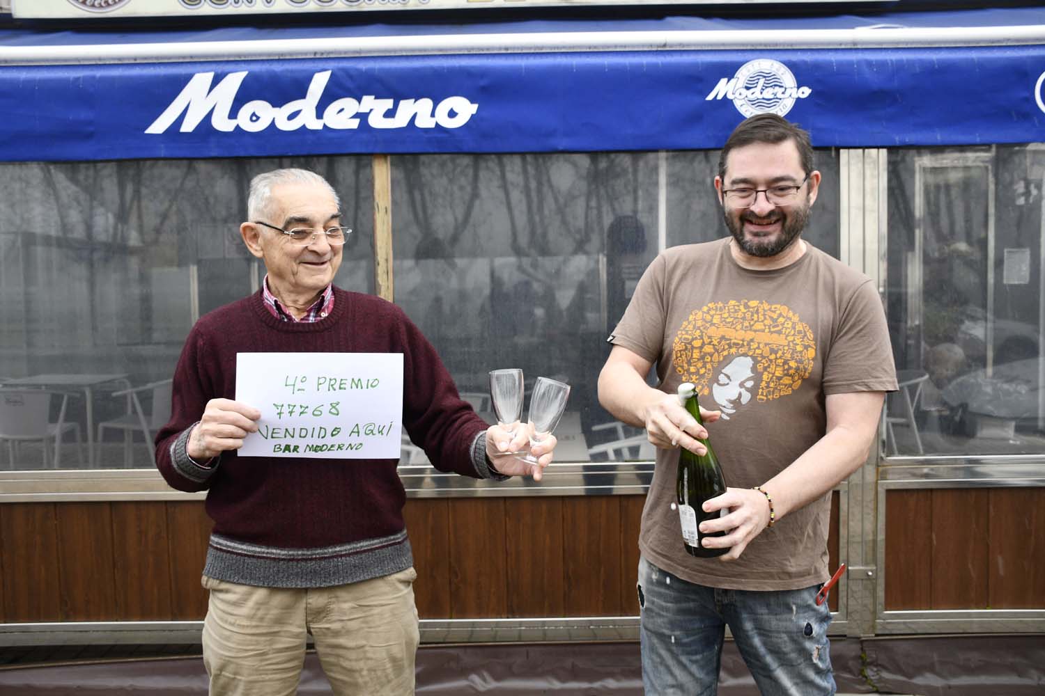 Bar Moderno en Columbrianos (Ponferrada) donde ha tocado el primero cuatro premio de la Lotería de Navidad(9)