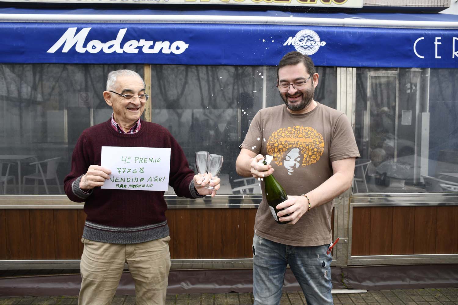 Bar Moderno en Columbrianos (Ponferrada) donde ha tocado el primero cuatro premio de la Lotería de Navidad(8)