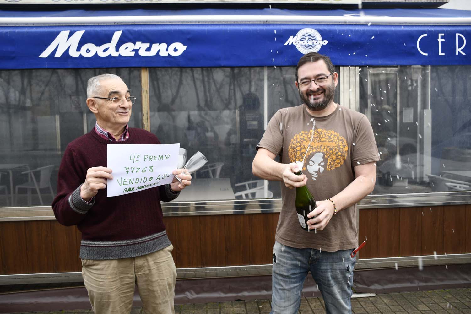 Bar Moderno en Columbrianos (Ponferrada) donde ha tocado el primero cuatro premio de la Lotería de Navidad(6) 1