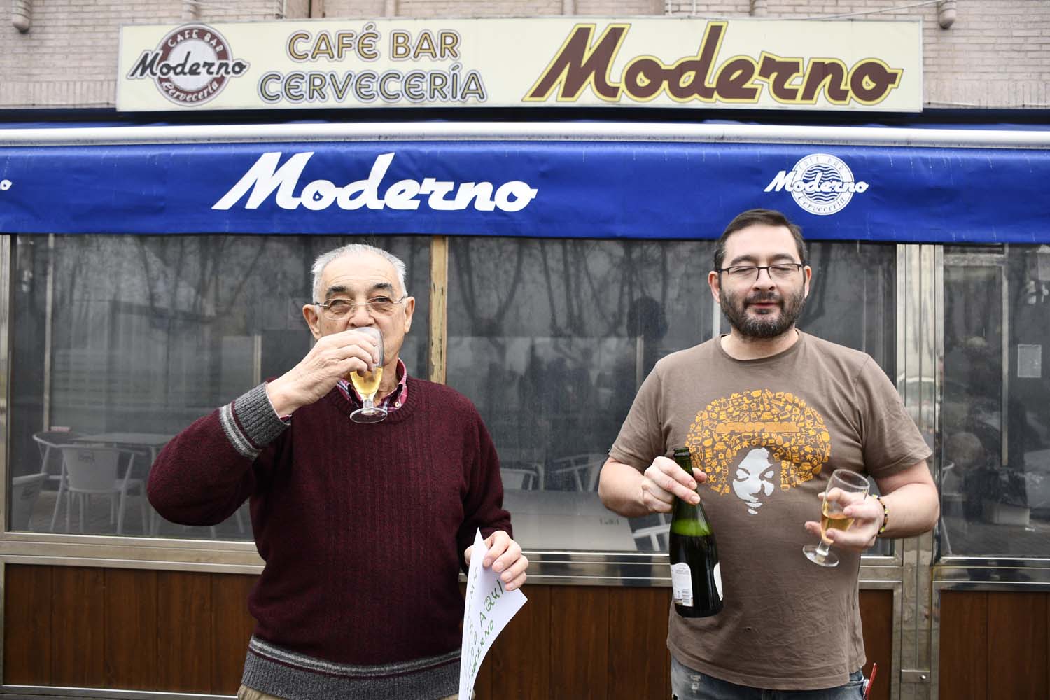 Bar Moderno en Columbrianos (Ponferrada) donde ha tocado el primero cuatro premio de la Lotería de Navidad(17)