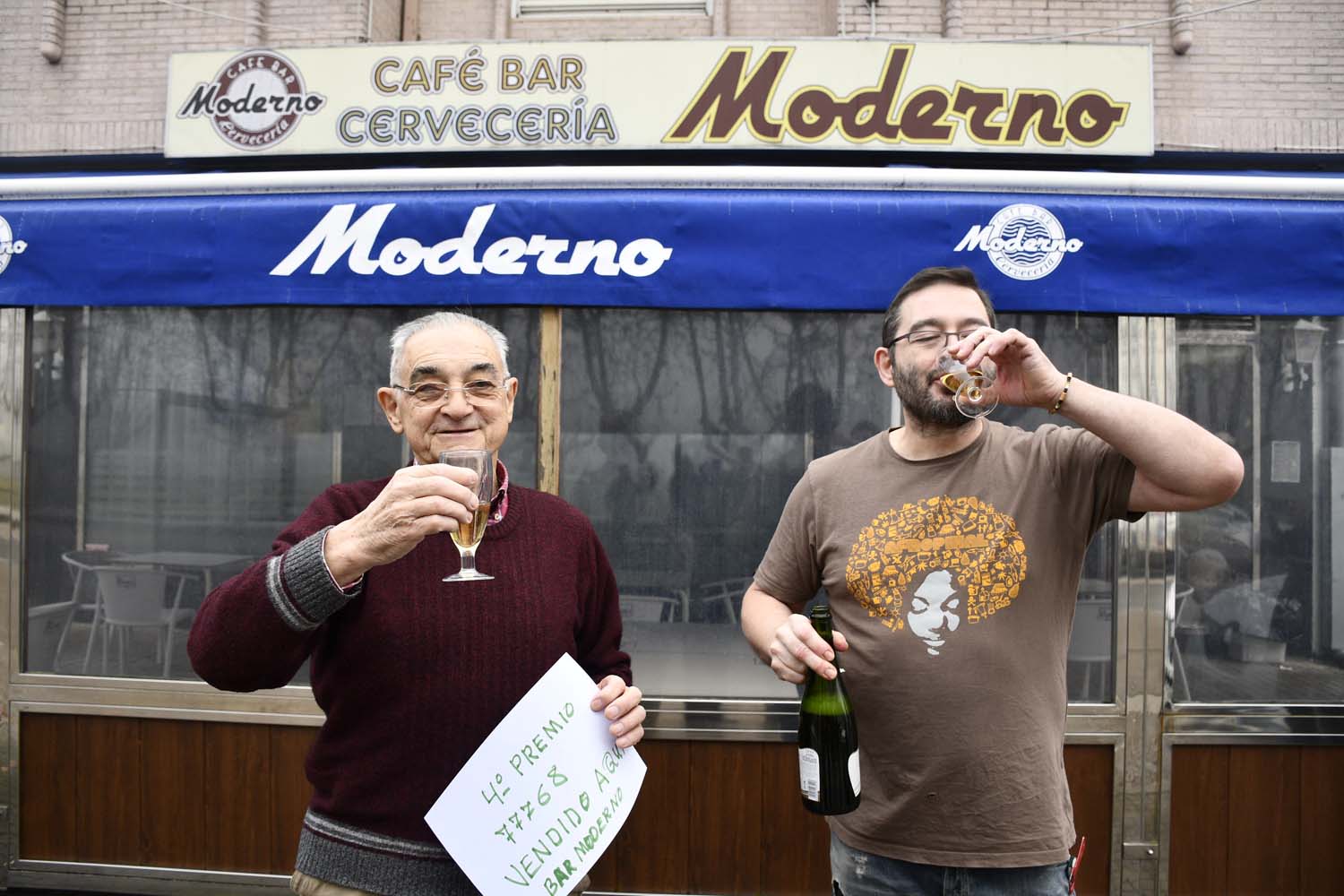 Bar Moderno en Columbrianos (Ponferrada) donde ha tocado el primero cuatro premio de la Lotería de Navidad(16)