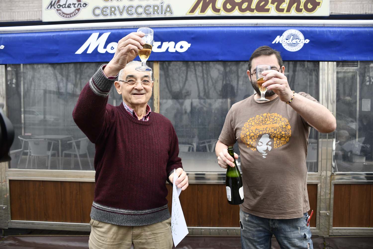 Bar Moderno en Columbrianos (Ponferrada) donde ha tocado el primero cuatro premio de la Lotería de Navidad(14)