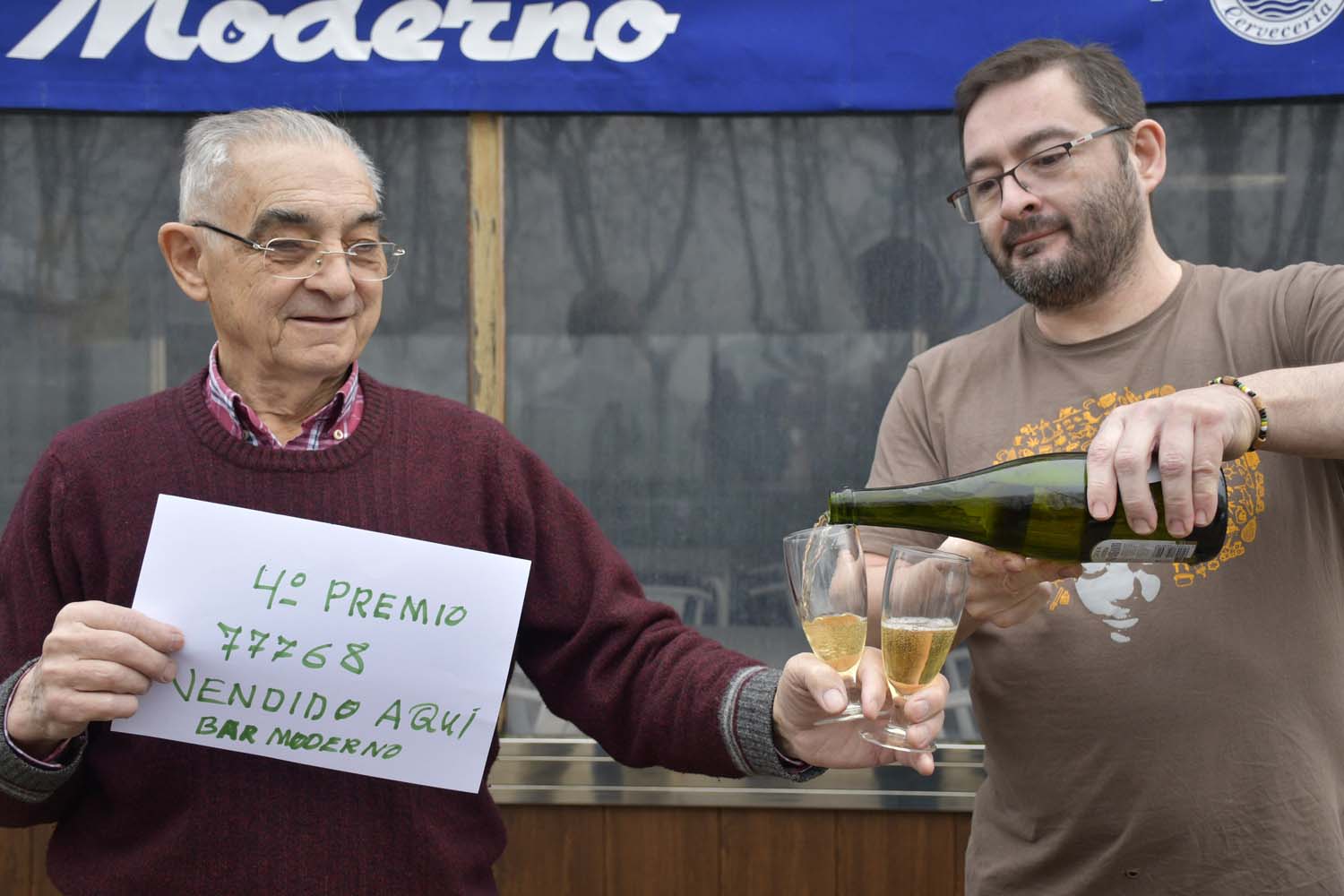 Bar Moderno en Columbrianos (Ponferrada) donde ha tocado el primero cuatro premio de la Lotería de Navidad  (11)