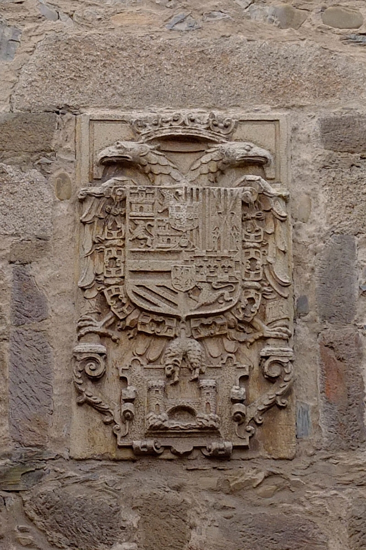 Escudo grabado a ambos lados de la Torre del Reloj Foto Ayuntamiento de Ponferrada