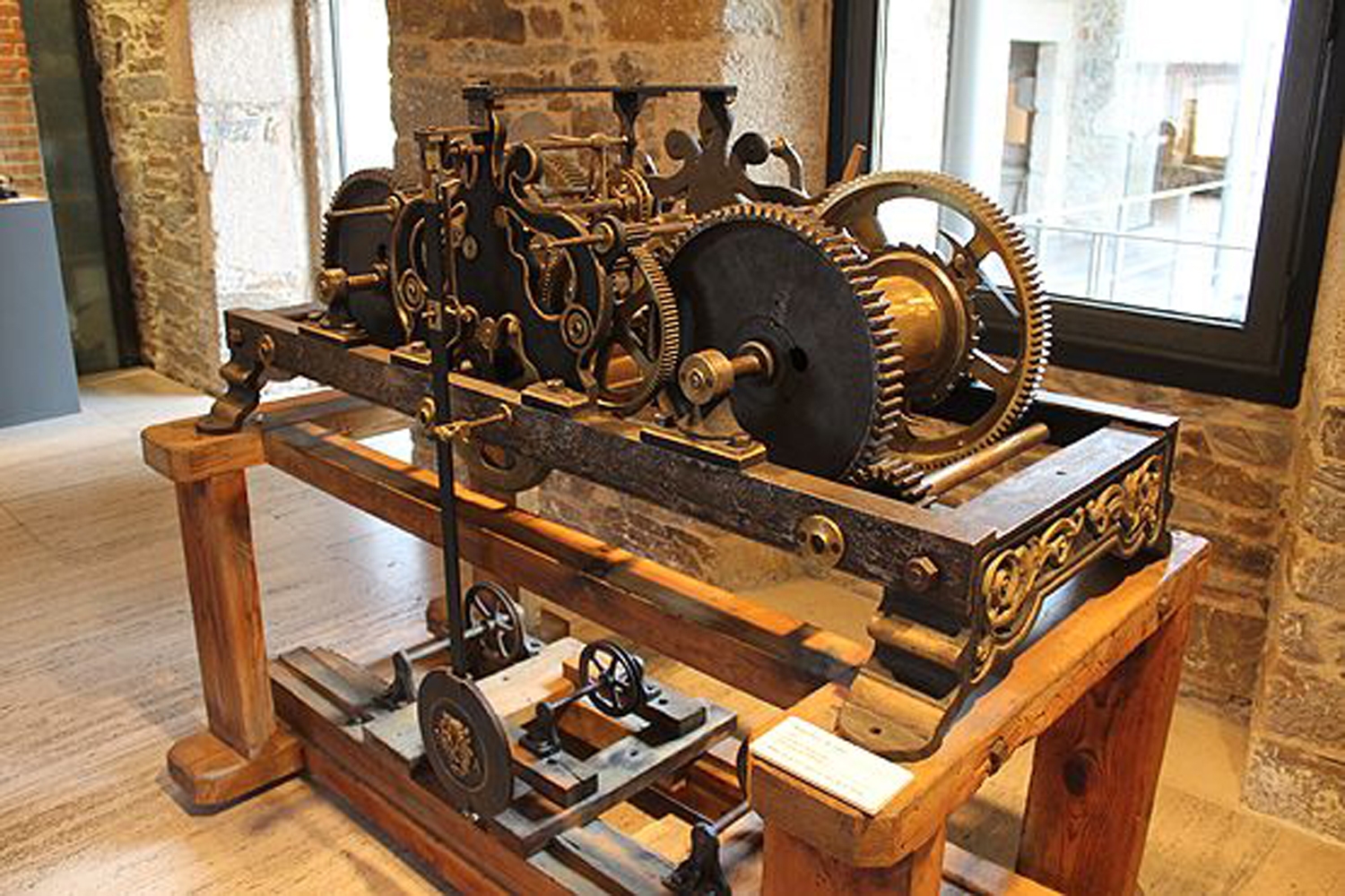 ntigua maquinaria, donada en 1920 por MSP. Hoy en el Museo del Bierzo, a pocos metros de su antigua ubicación y función