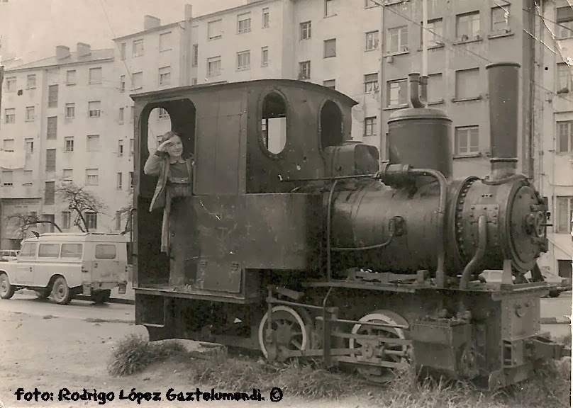 La locomotora en la calle Río Urdiales (Ubicada gracias a José Carlos Brañas). Facebook “Fotos antiguas de Ponferrada y El Bierzo (Nuevo)”