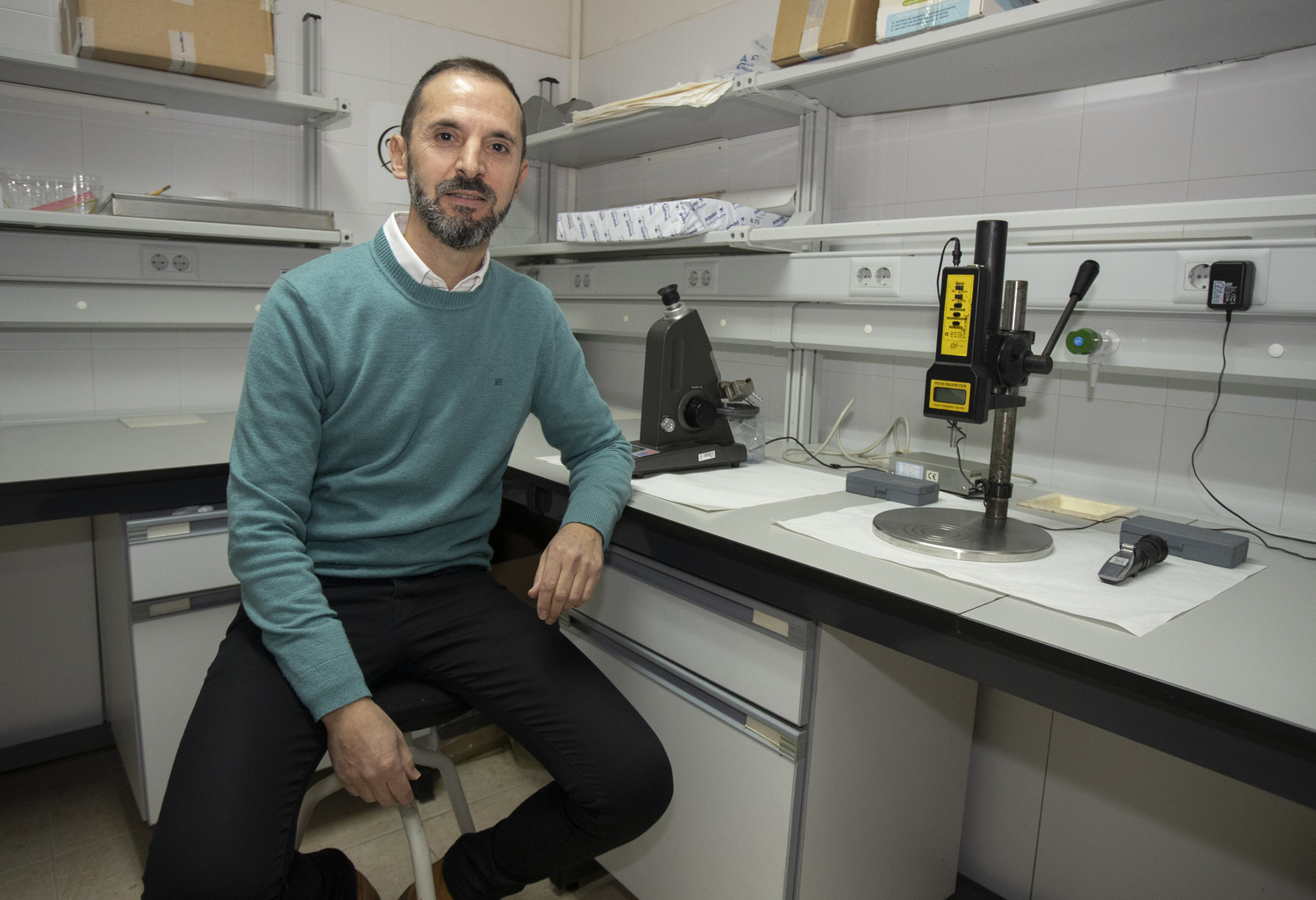 Marcos Guerra, investigador de la Universidad de León en el campus de Ponferrada, realiza un estudio sobre la conservación de las frutas y verduras del Bierzo una vez recolectadas | César Sánchez / ICAL