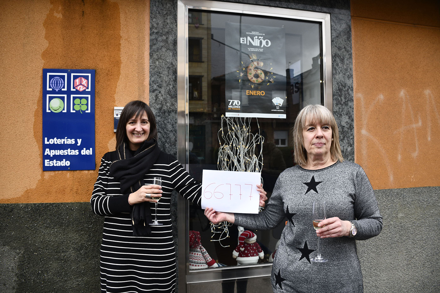 El estanco Aurora de Ponferrada celebra el tercer premio del Niño | Dani Merino